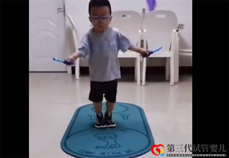 7歲男孩基因突變身高停在3歲，父母陪伴跳繩追高(圖1)