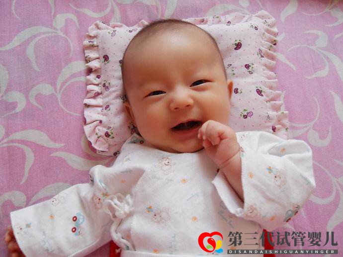 寶寶沒事就傻笑，正常嗎？這些令人不安的小動作，是高智商的表現(xiàn)(圖1)