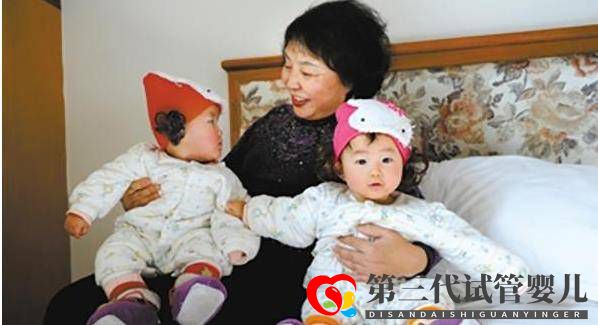 60歲失獨(dú)盛海琳試管生下雙胞胎，11年過去了，一家人4口過得如何(圖1)