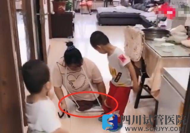“無腿”媽媽試管生下雙胞胎，如今5年過去，一家人現(xiàn)狀如何？(圖2)
